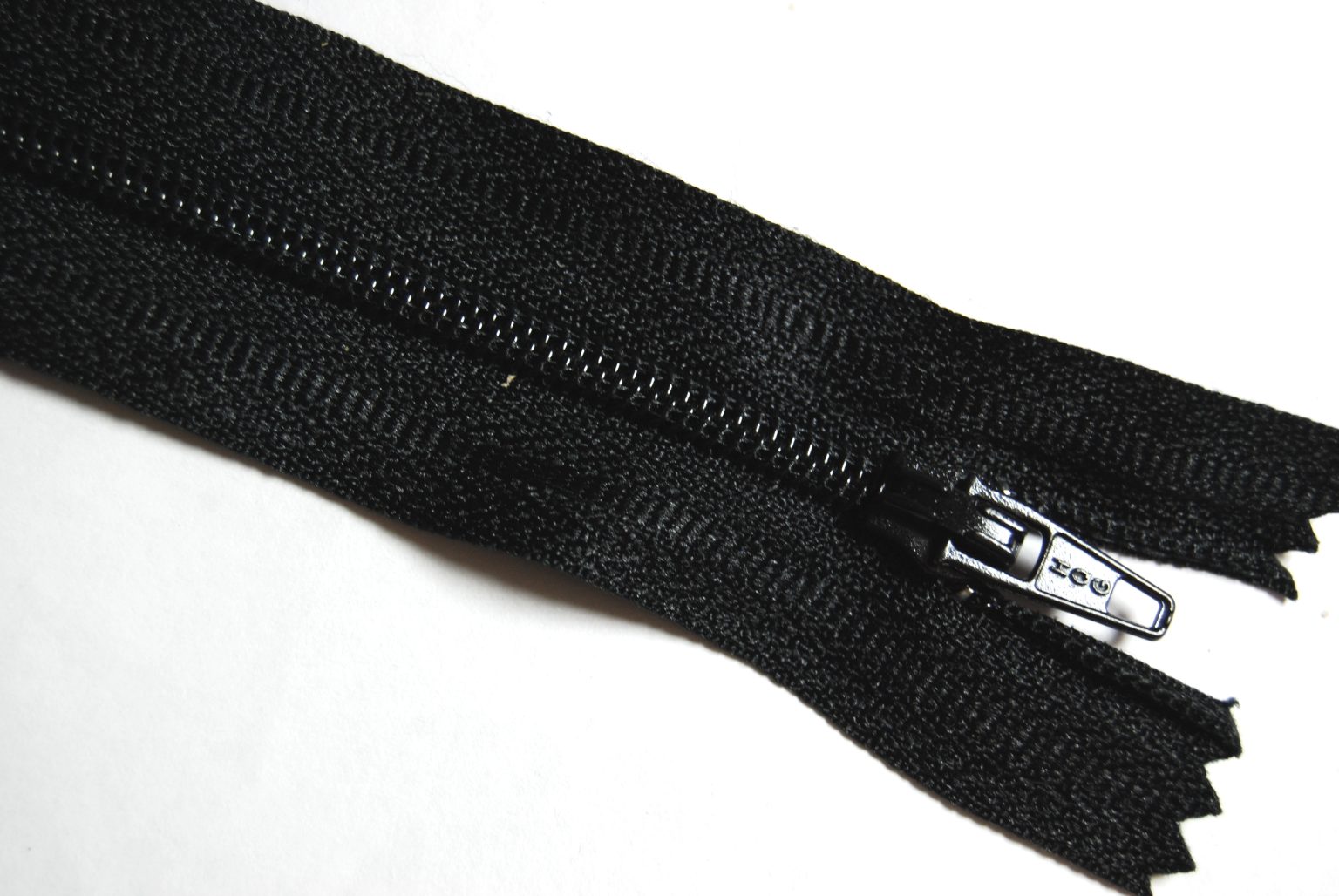 Pack 4- Closed End Zips - Black - 18 Inch Zippers - CelloExpress